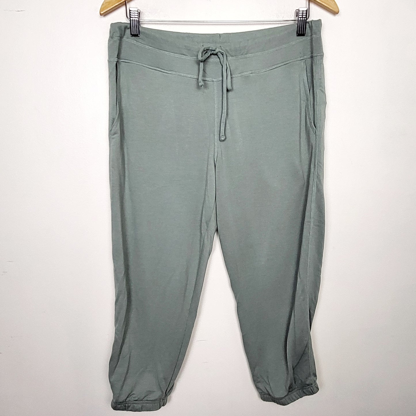 JFLM1 - Joe green cropped joggers with drawsting waist. Size large 🍁