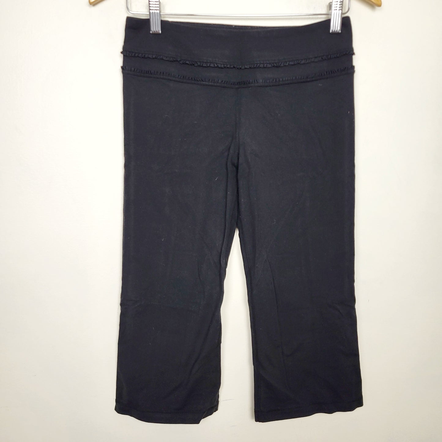 JFLM1 - Lululemon black cropped yoga pants with ruffle. Size 6 🍁