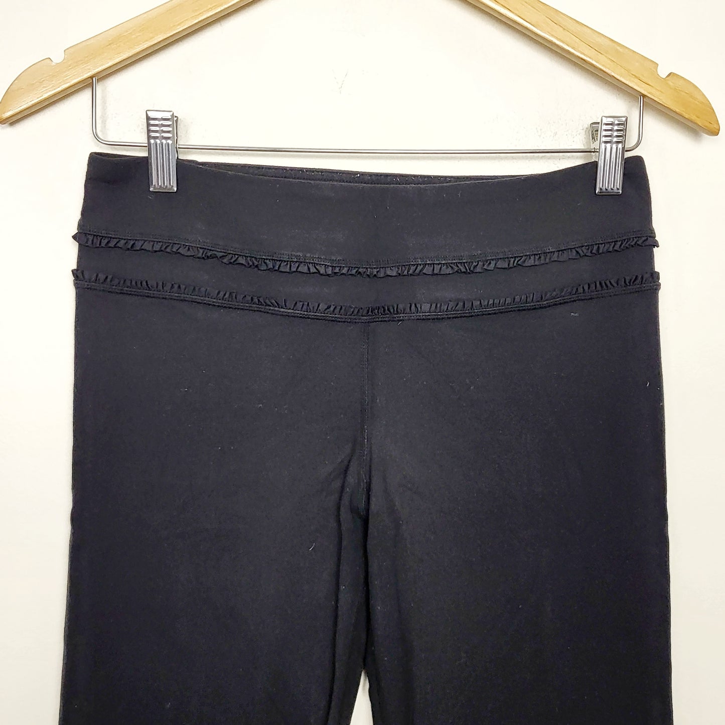 JFLM1 - Lululemon black cropped yoga pants with ruffle. Size 6 🍁