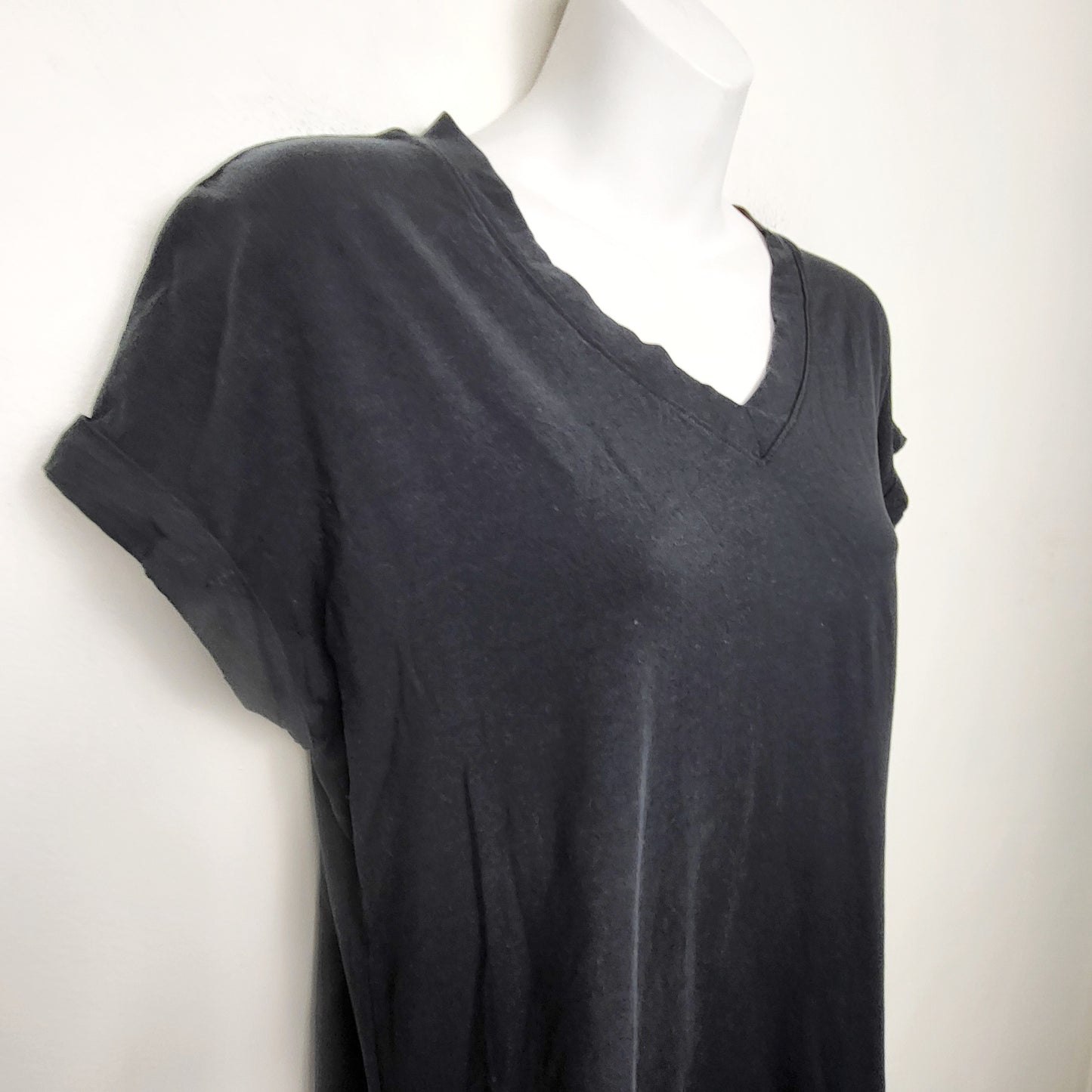 KLJ1 - Banana Republic black modal / cotton blend v-neck t-shirt. Size medium