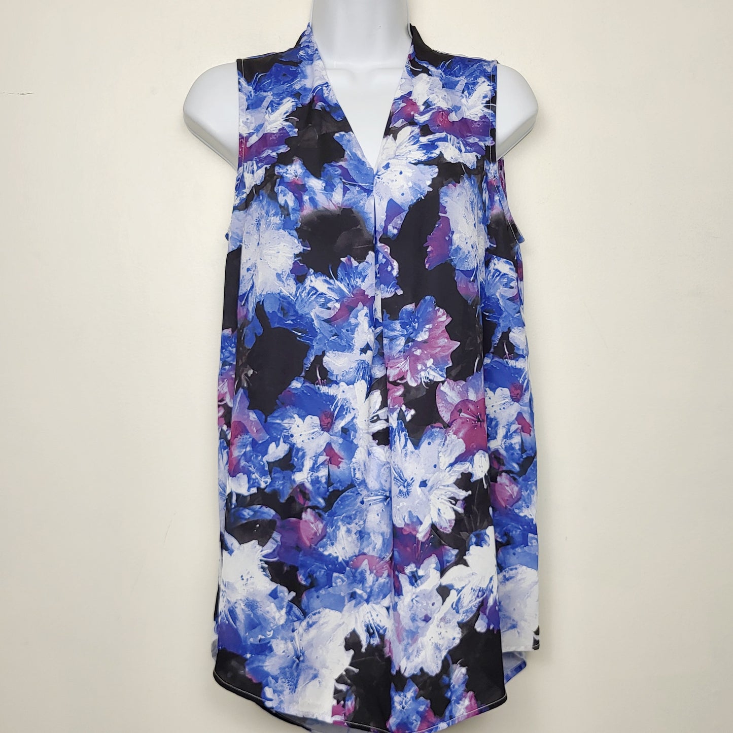 MFTZ2 - Ricki's black and blue floral print sleeveles blouse. Size small