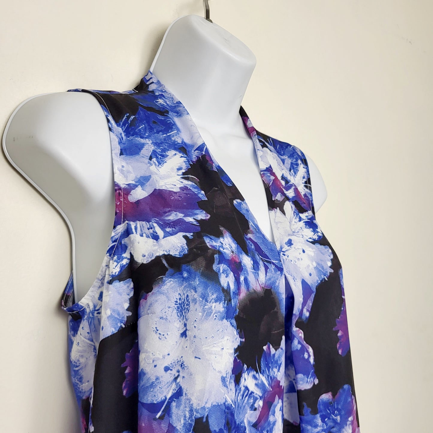 MFTZ2 - Ricki's black and blue floral print sleeveles blouse. Size small