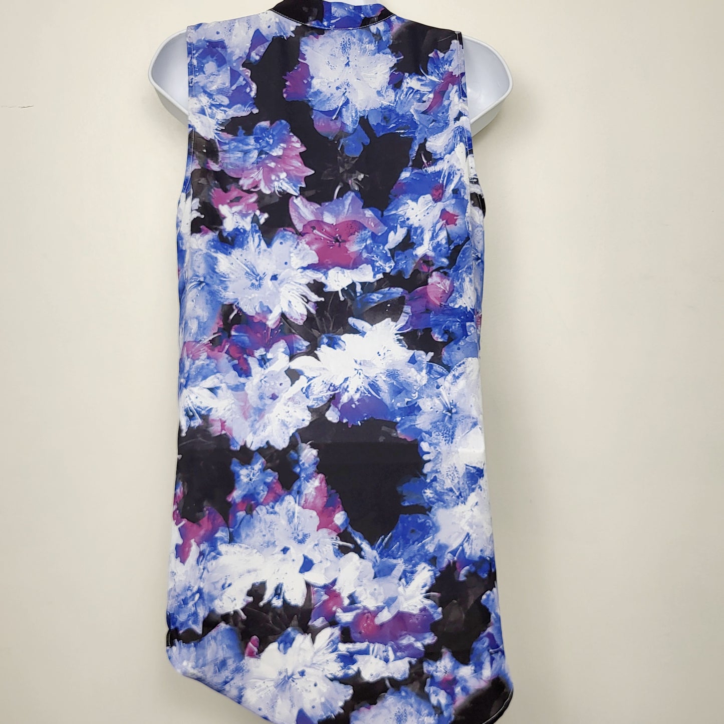 MFTZ2 - Ricki's black and blue floral print sleeveles blouse. Size small
