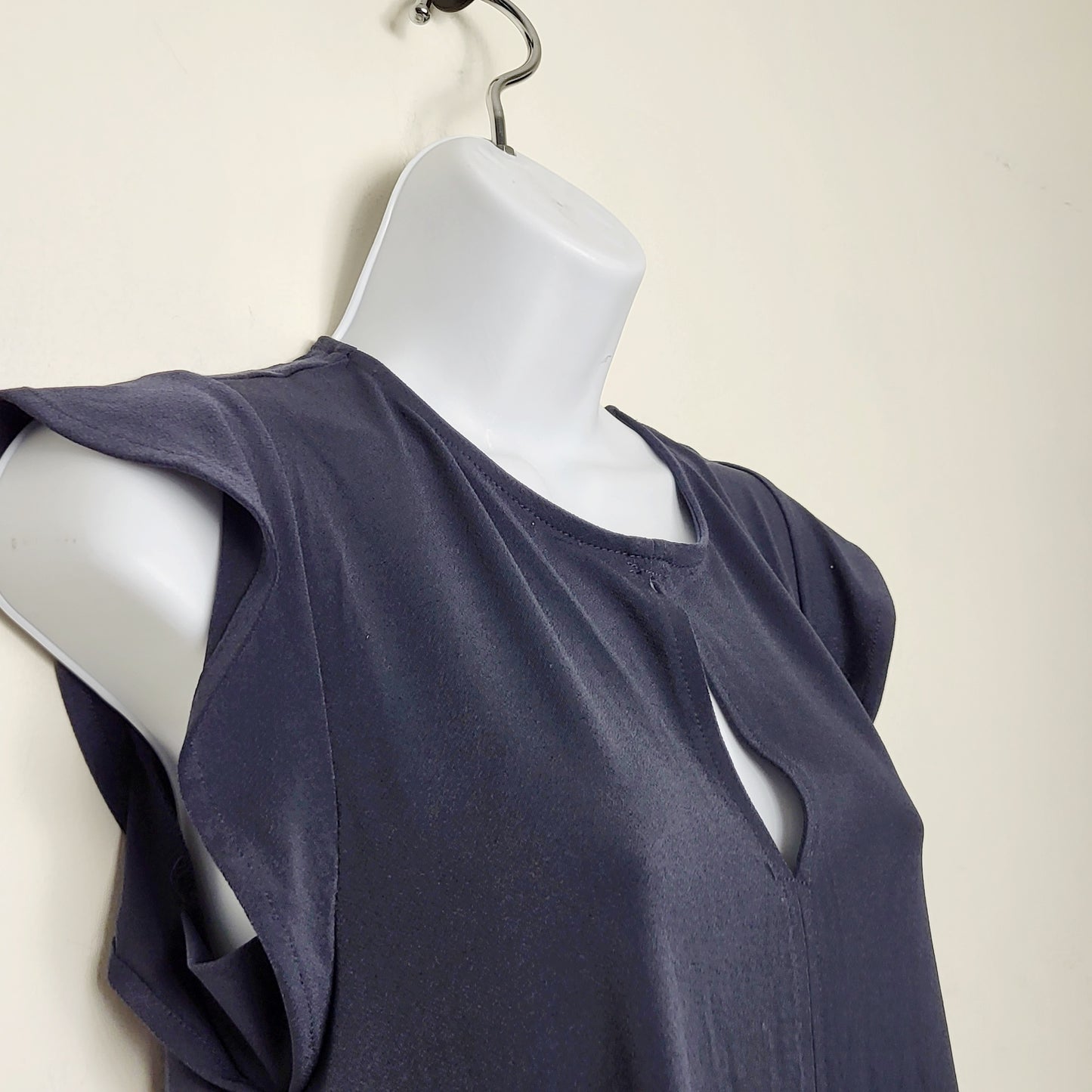 MFTZ2 - RW and Co. navy top with keyhole opening. Size small