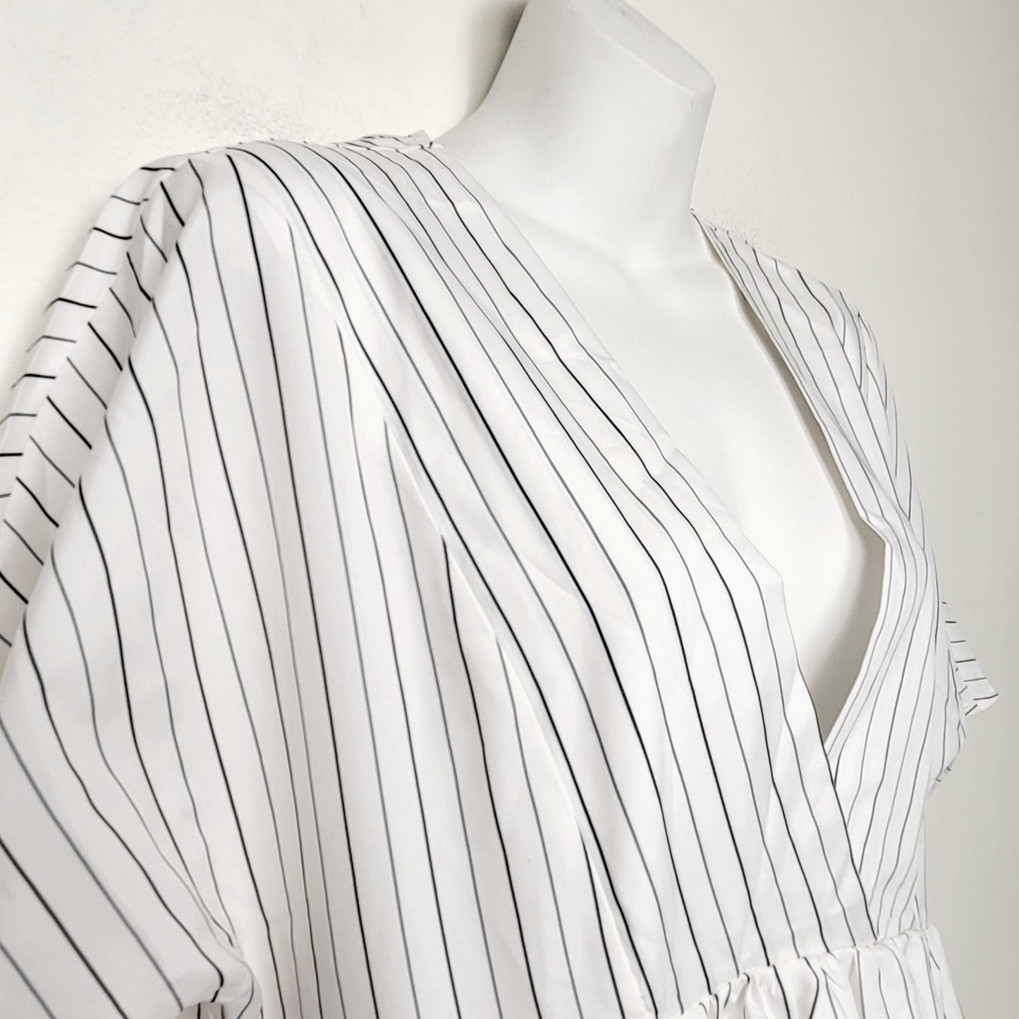 MFTZ1 - NEW - Meet Curve white vertical stripe beach cover up dress. Size large