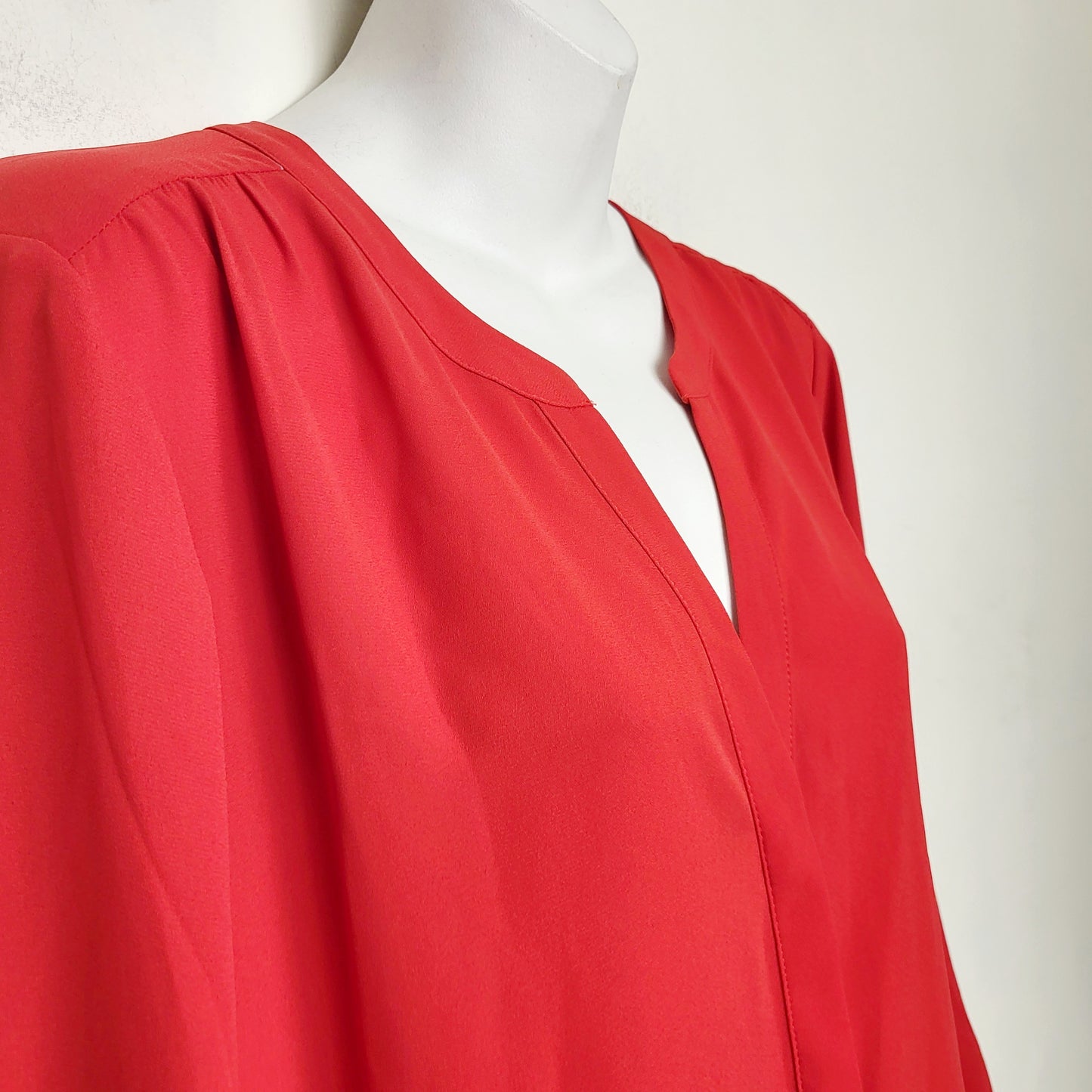 MFTZ2 - NEW - NYDJ strawberry coloured pintuck blouse. Size large