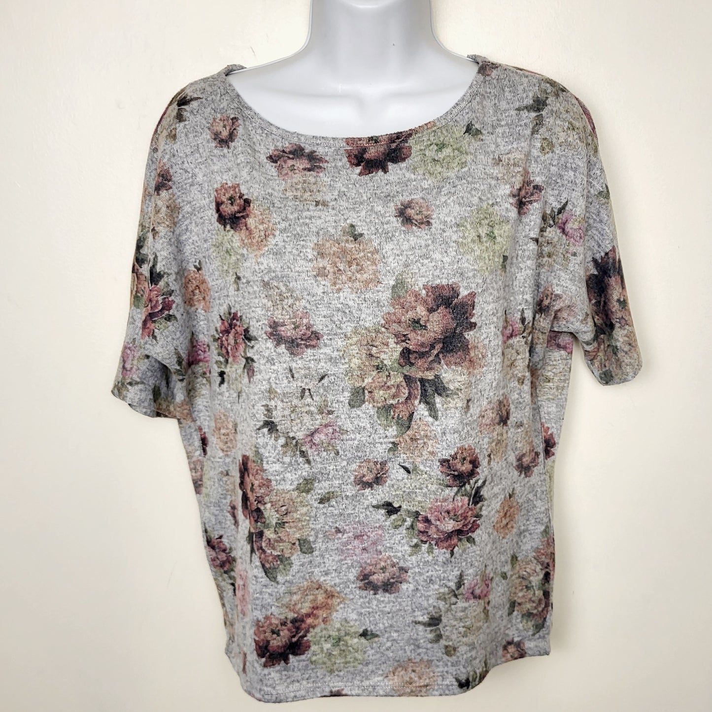 MFTZ2 - Eclipse grey knit floral print top. Sizes like a large
