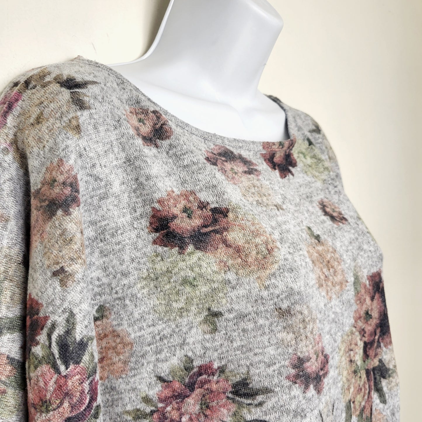 MFTZ2 - Eclipse grey knit floral print top. Sizes like a large