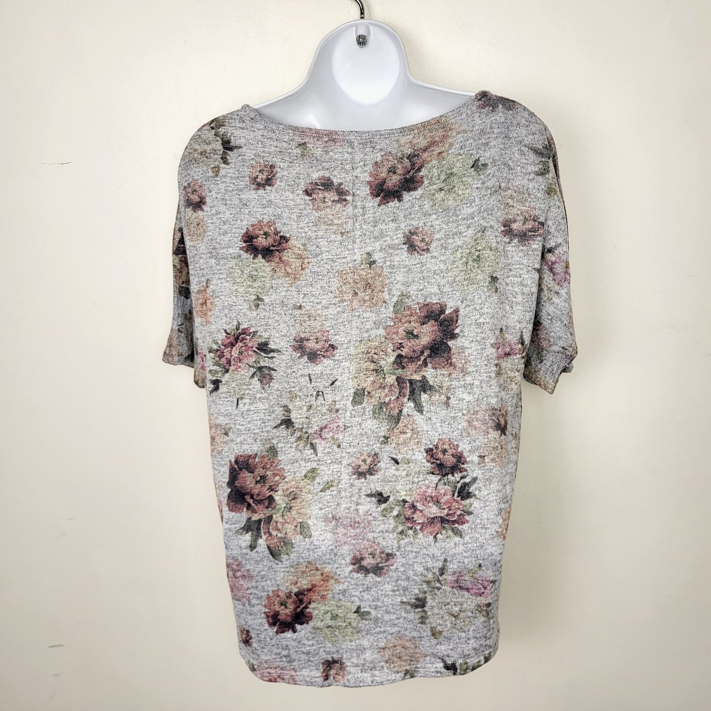 MFTZ2 - Eclipse grey knit floral print top. Sizes like a large