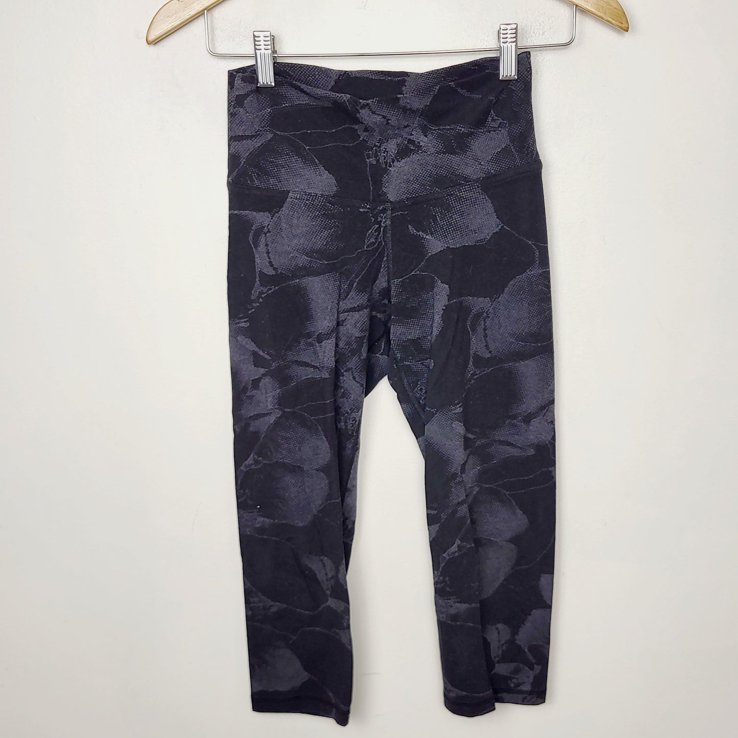MFTZ2 - Old Navy black and grey patterned capri leggings. Size small