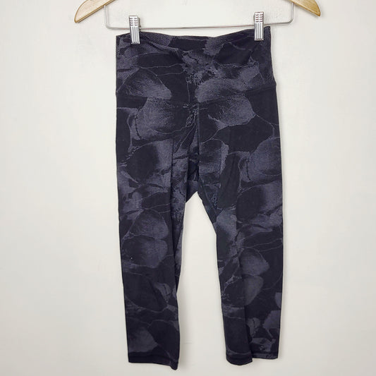 MFTZ2 - Old Navy black and grey patterned capri leggings. Size small