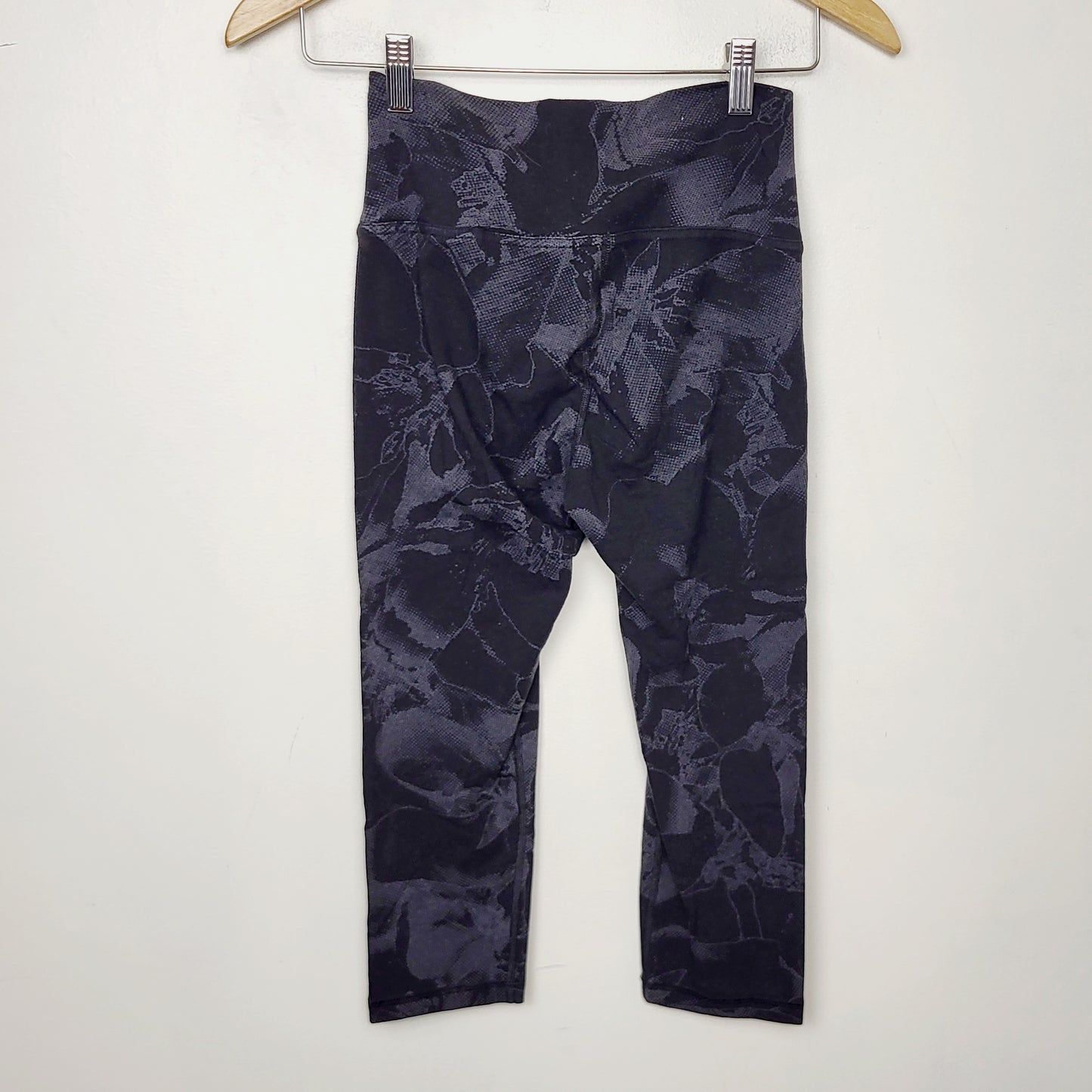 MFTZ2 - Old Navy black and grey patterned capri leggings. Size small