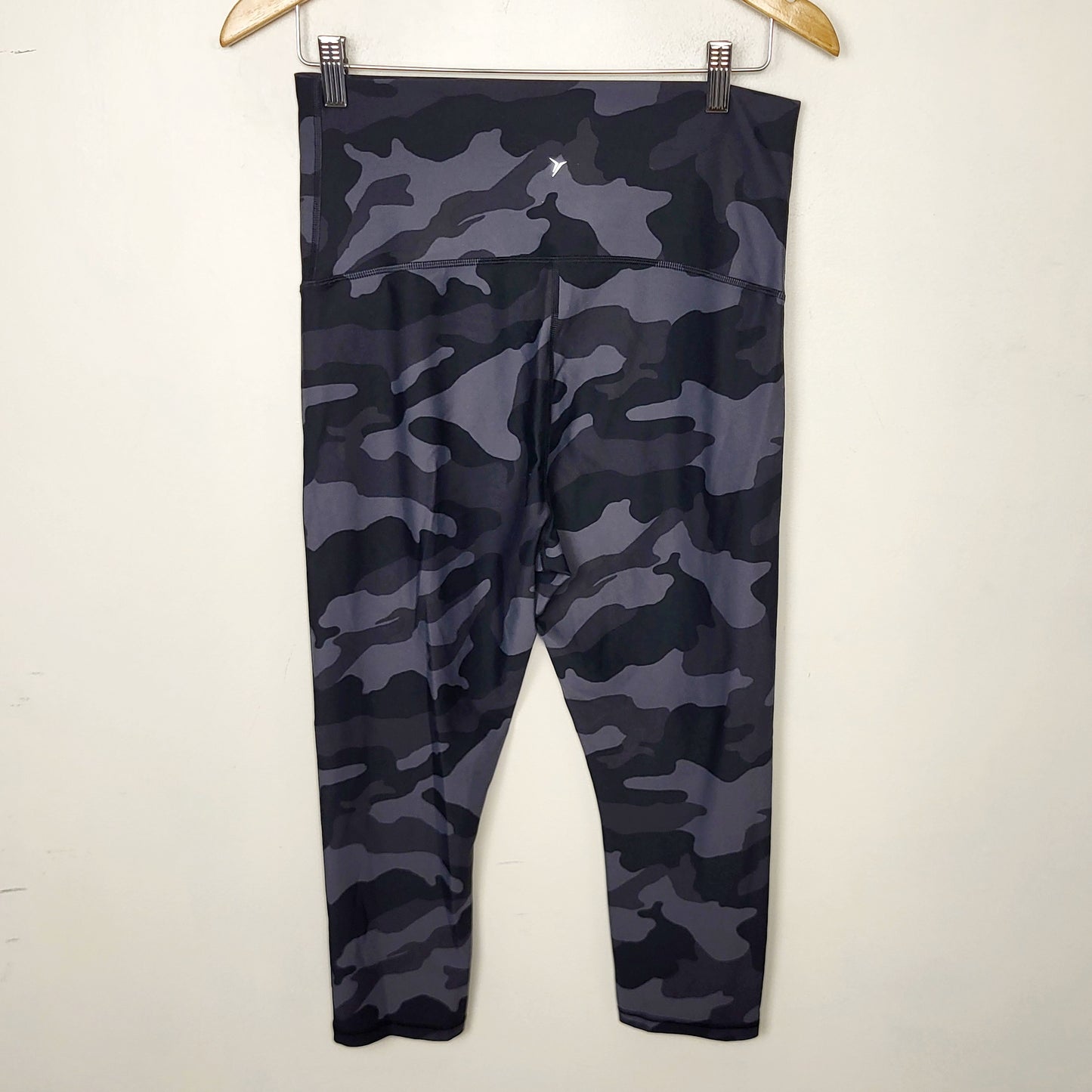 MFTZ2- Old Navy capri length camouflage Powersoft leggings. Size medium