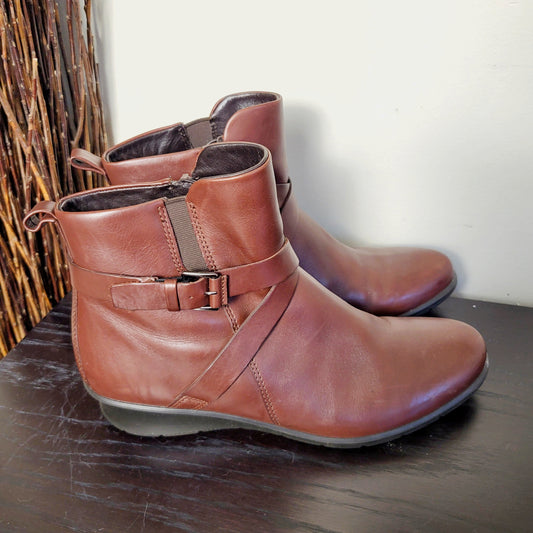 AMRO1 - Ecco brown leather cross buckle zip wedge ankle boots. Size 41 (U.S. size 10 to 10.5)