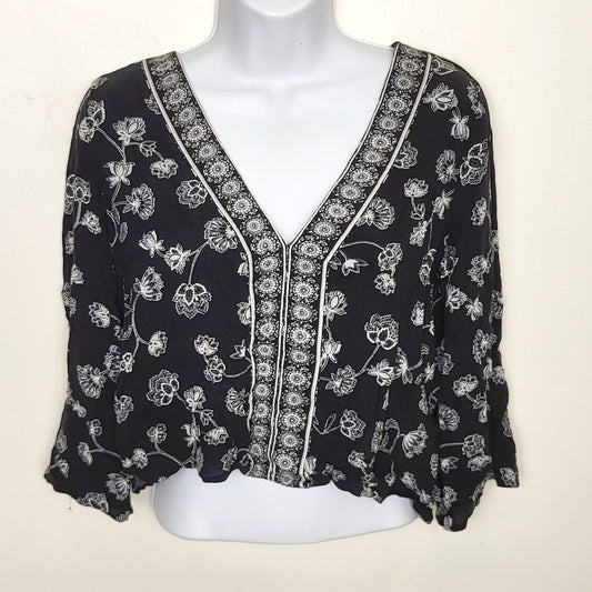 CSEB2 - Forever 21 black cropped floral print rayon top. Size Small