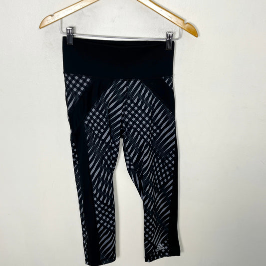 KMRY1 - Adidas black and grey patterned high-rise Climalite capri active leggings. Size small