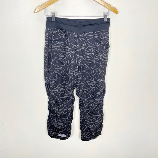 KMRY2 - Kyodan black and grey patterned lightweight capri pants. Size XS