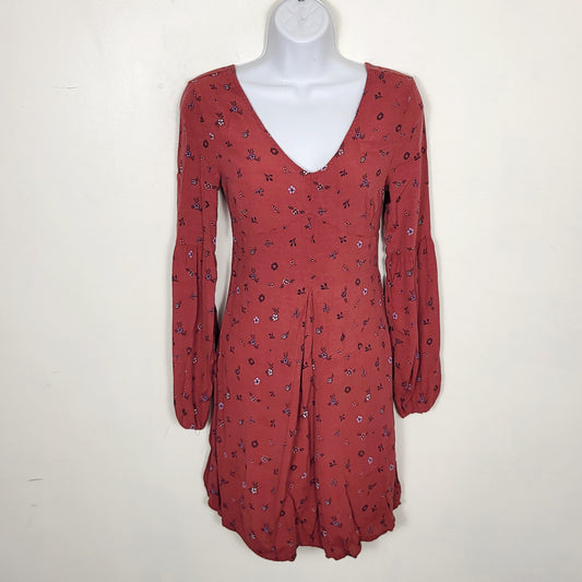JECH1 - Mavi red v-neck floral print long sleeved dress. Size XS 🍁