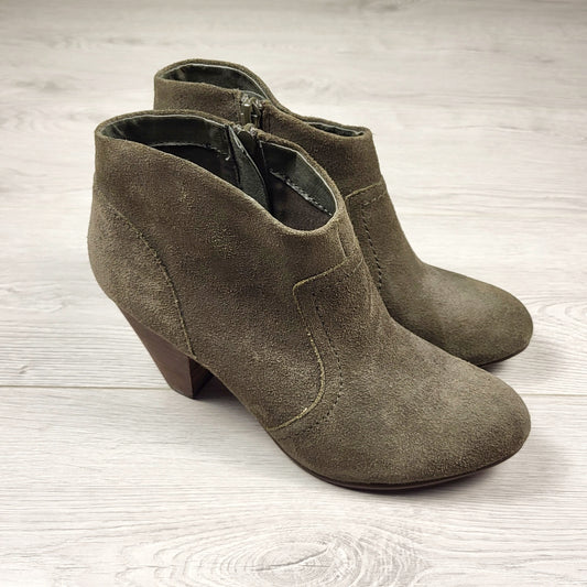 CFTZ2 - Aldo olive green suede ankle boots. Size 7