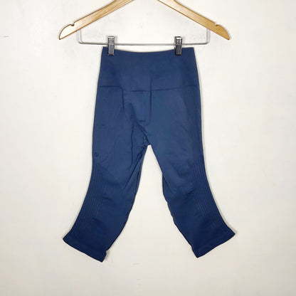 ESZ2 - Lululemon blue Flow & Go crop leggings in Astro Blue colour. Size 4
