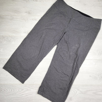 AGLL1 - Tuff Athletics grey striped cropped yoga pants. Size XL
