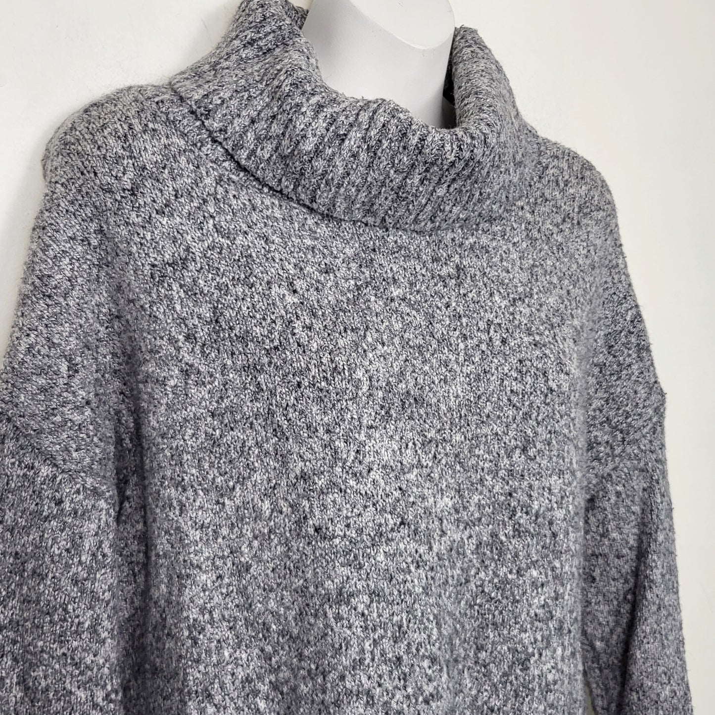 MVLK1 - Old Navy grey cowl neck sweater. Size small