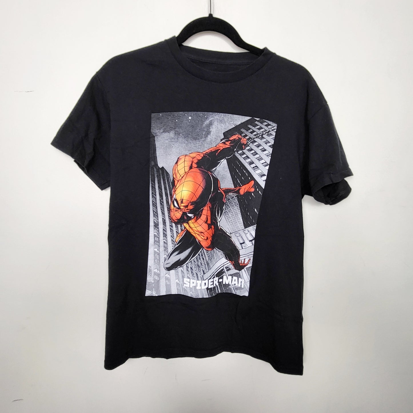 DZAV1 - Marvel black Spider-man t-shirt. Men's size medium