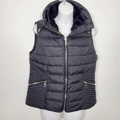 AMLE1 - NEW - Charlie Paige black quitled puffer vest with faux fur collar. Size small