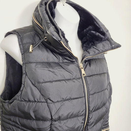 AMLE1 - NEW - Charlie Paige black quitled puffer vest with faux fur collar. Size small