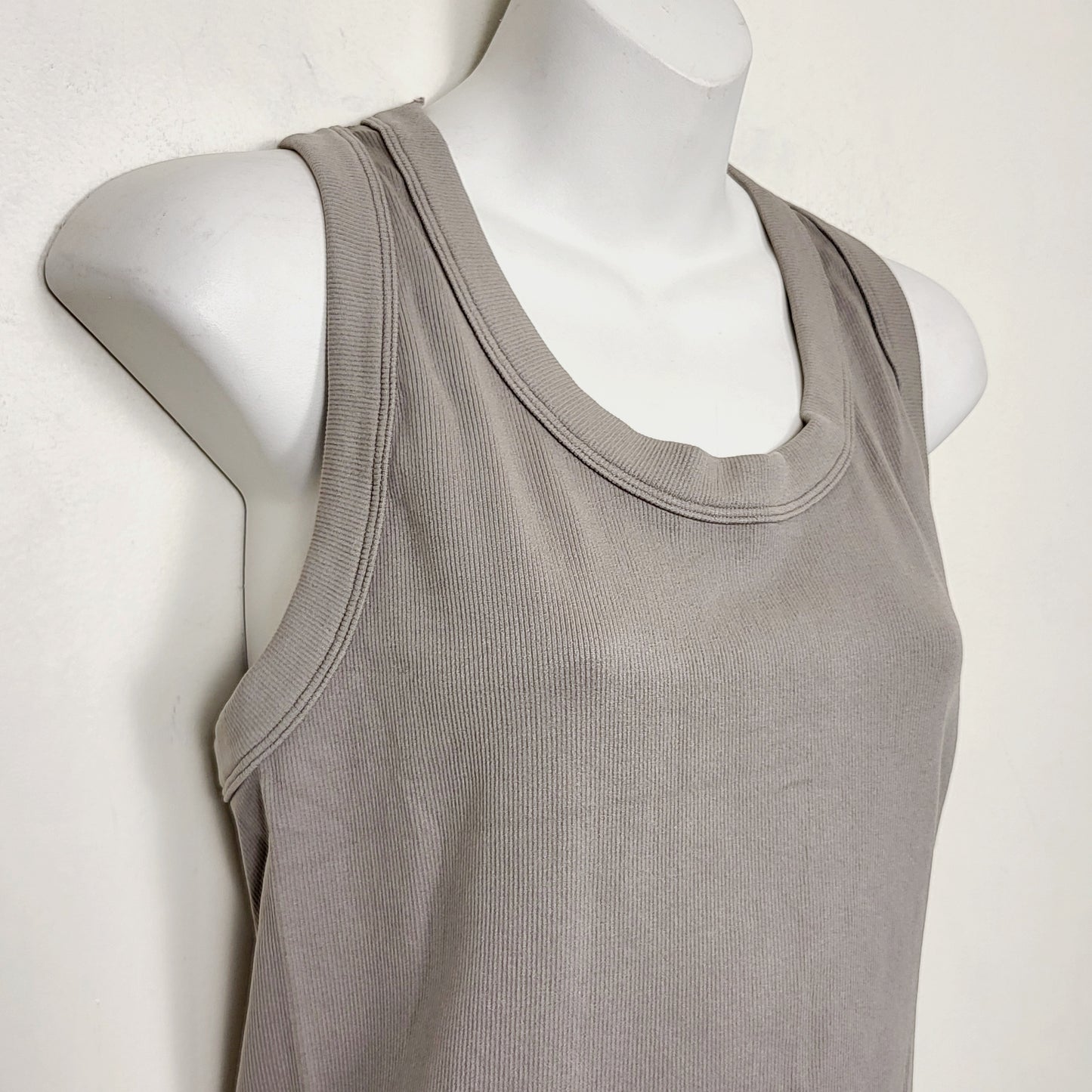 BBIN1 - Reflex cropped rib knit tank top. Size large