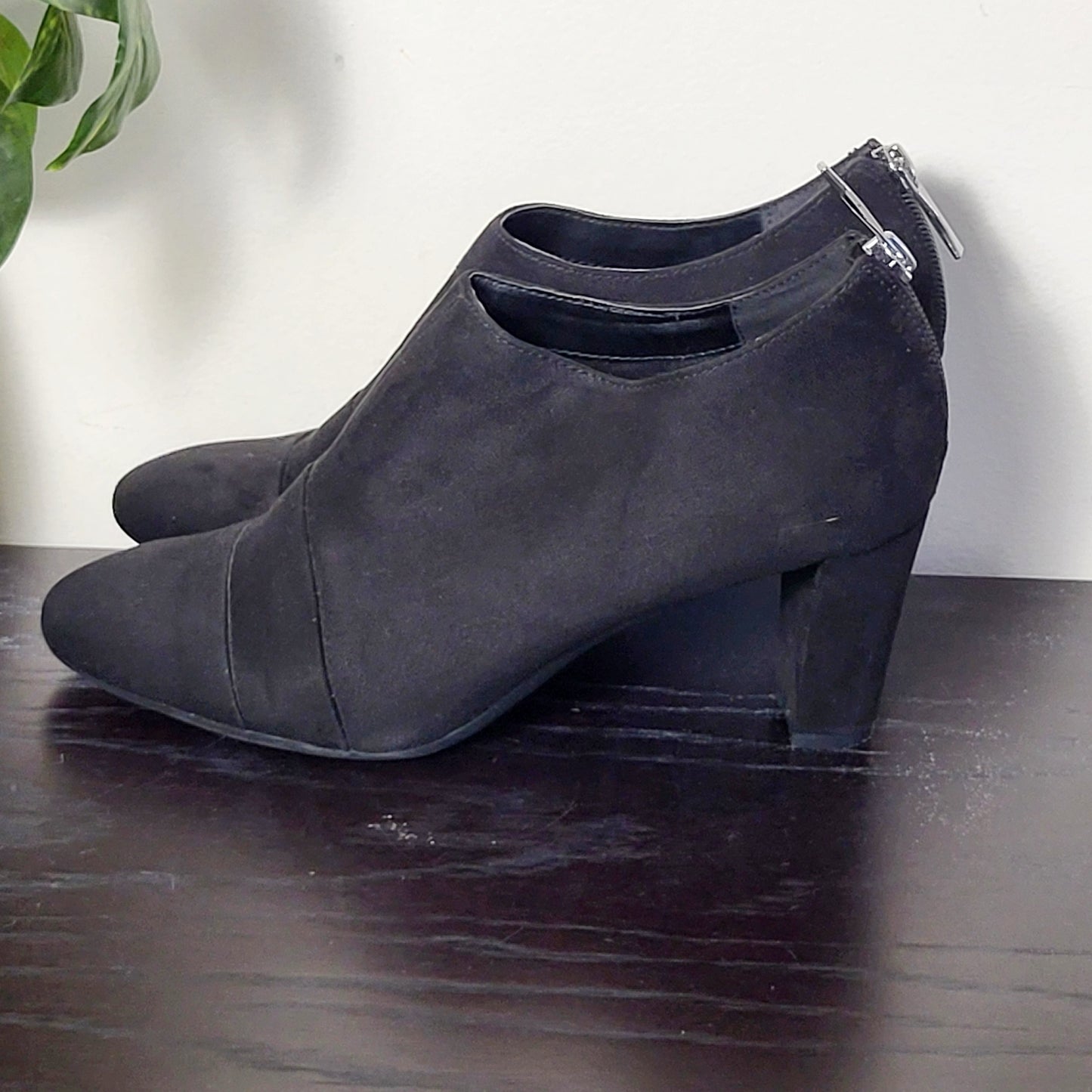 JKZ1 - A2 by Aerosoles black Sixth Avenue Pump. Size 9