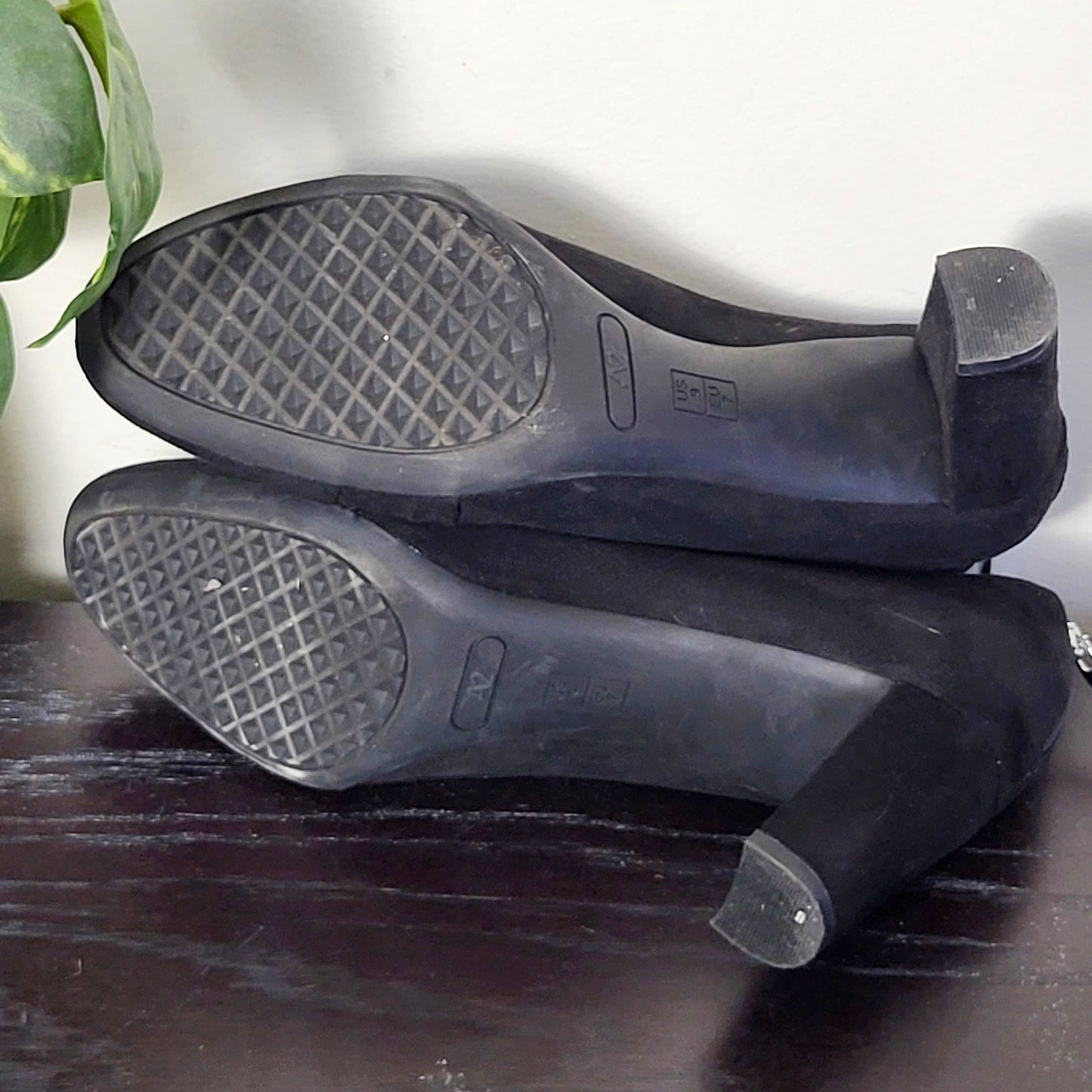 JKZ1 - A2 by Aerosoles black Sixth Avenue Pump. Size 9