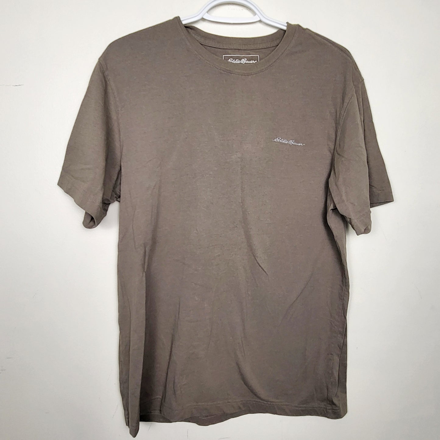 DZAV2 - Eddie Bauer sand coloured t-shirt. Men's size medium
