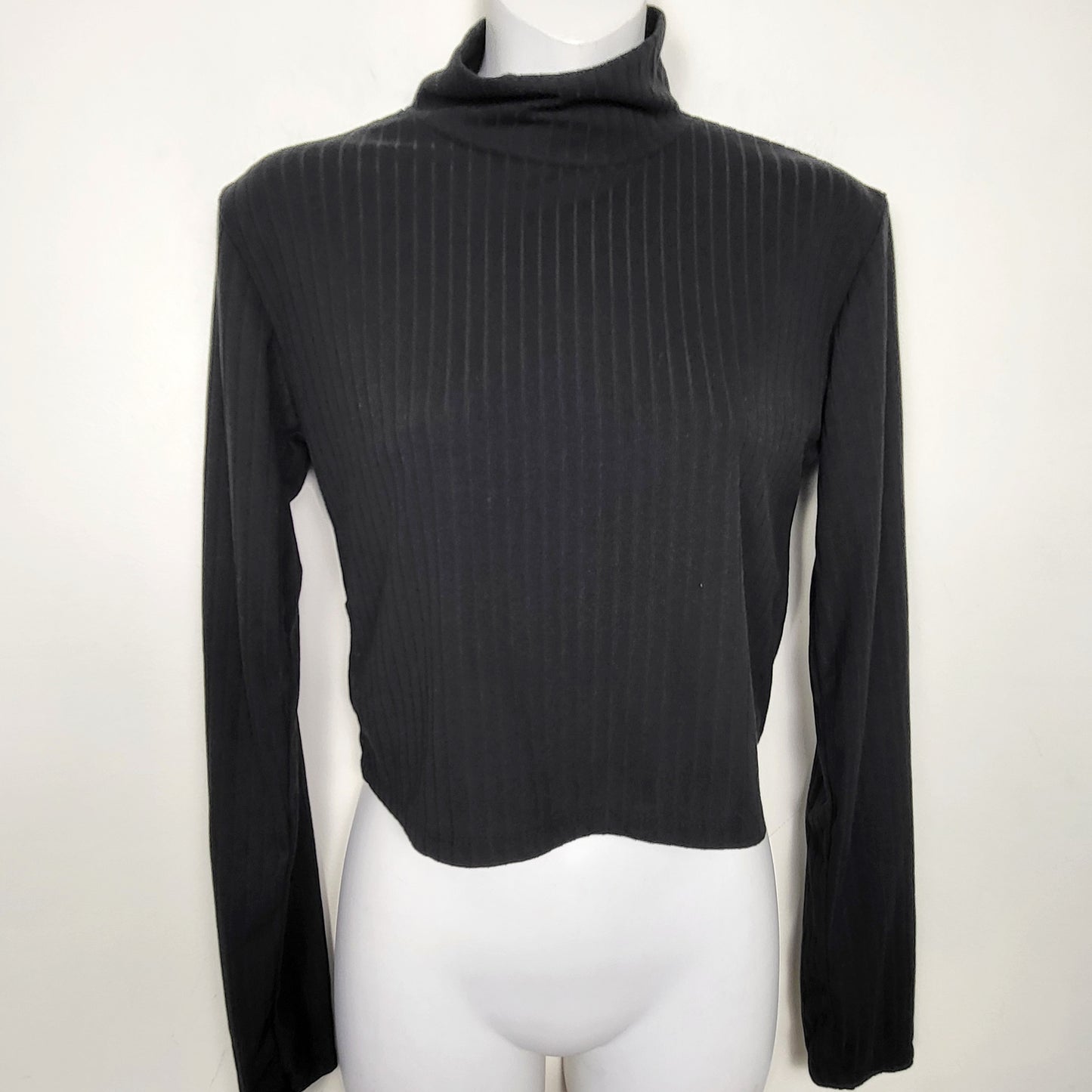 DZAV2 - Ardene black ribbed cropped turtleneck top. Size large