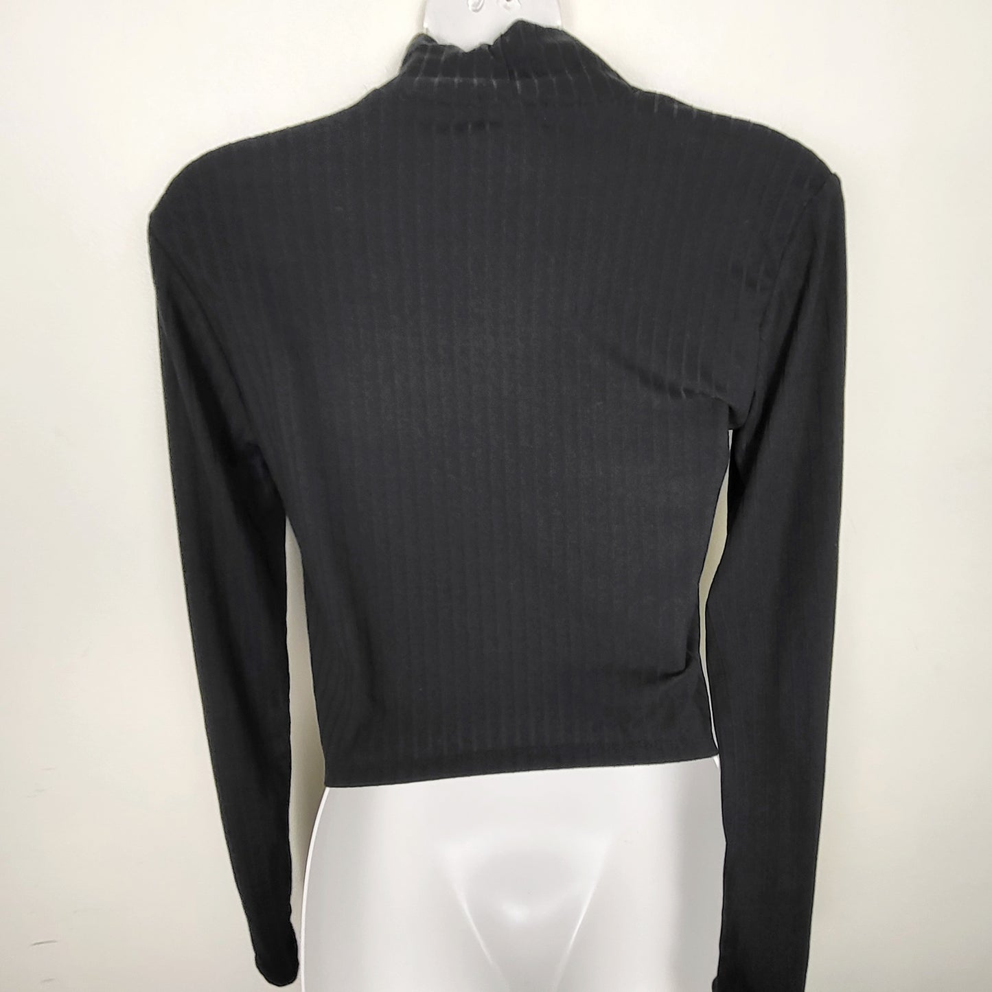 DZAV2 - Ardene black ribbed cropped turtleneck top. Size large