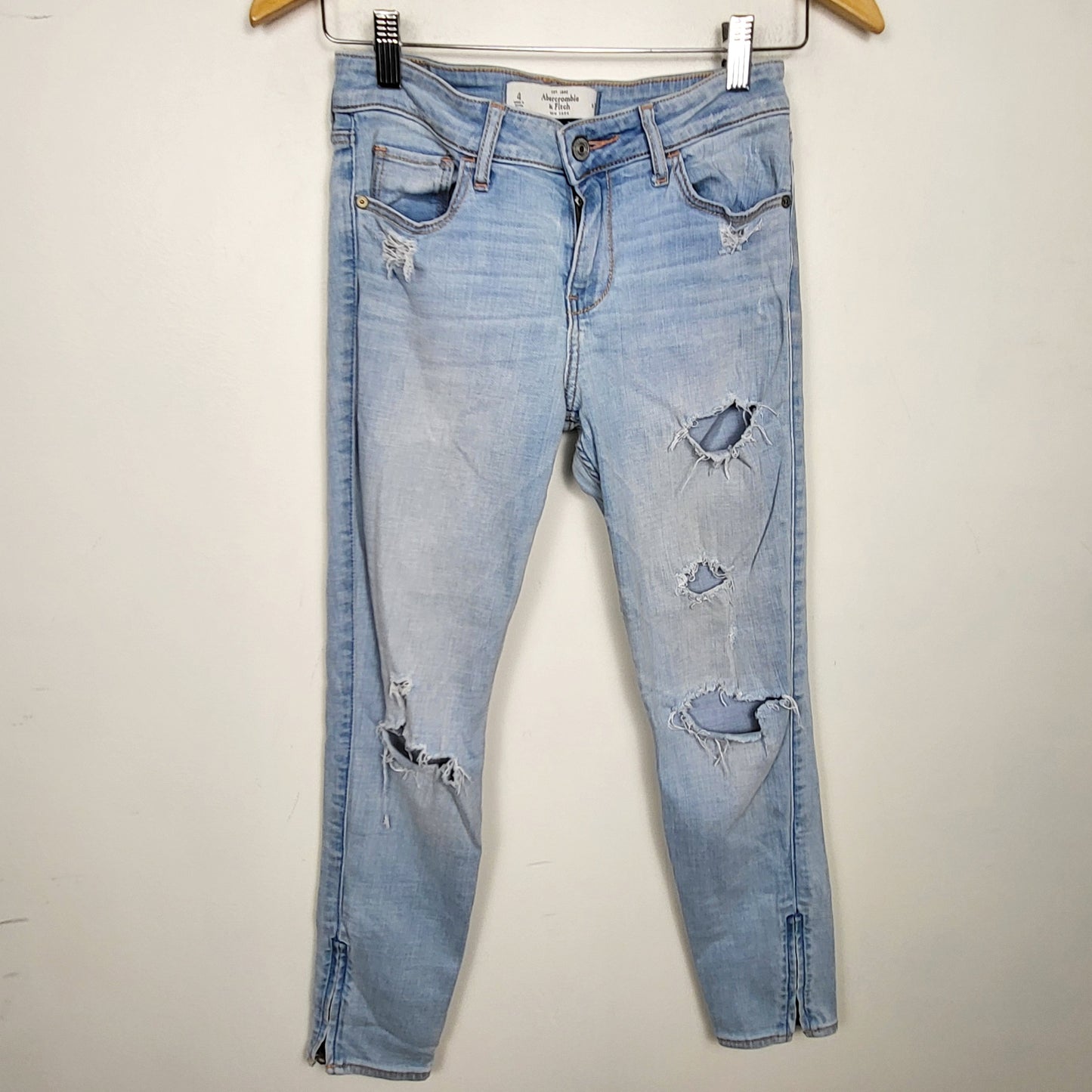 DZAV2 - Abercrombie + Fitch distressed jeans. Size 4