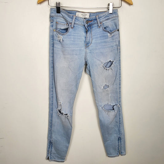 DZAV2 - Abercrombie + Fitch distressed jeans. Size 4