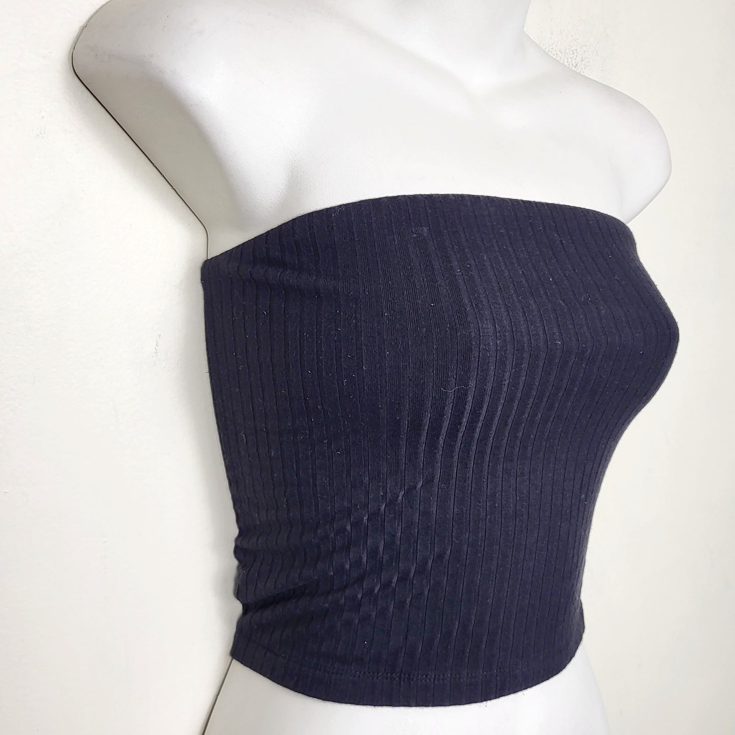 DZAV2 - American Eagle black ribbed soft and sexy tube top. Size XS
