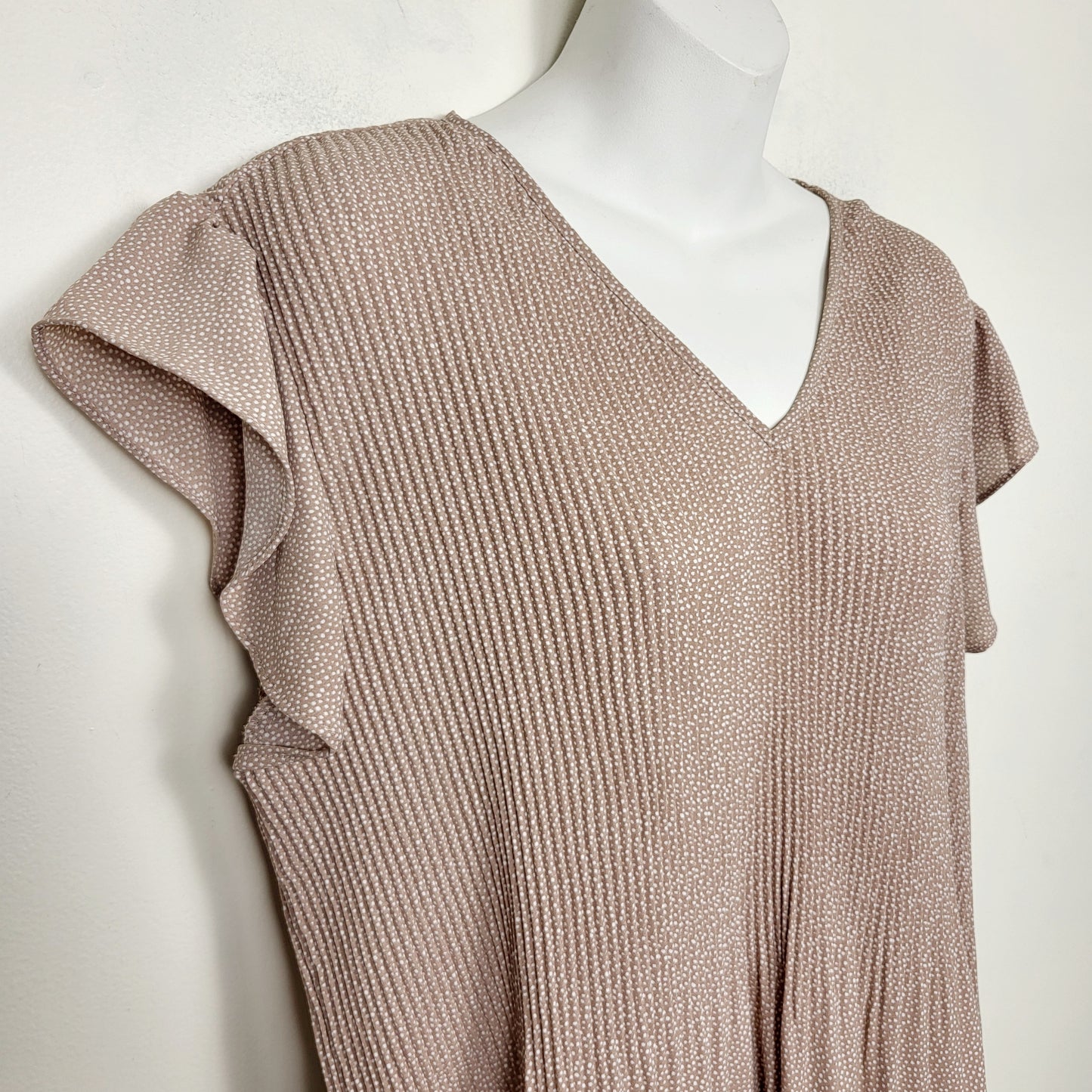 COWN1 - Adrianna Papell pink dotted accordian peplum top. Size medium