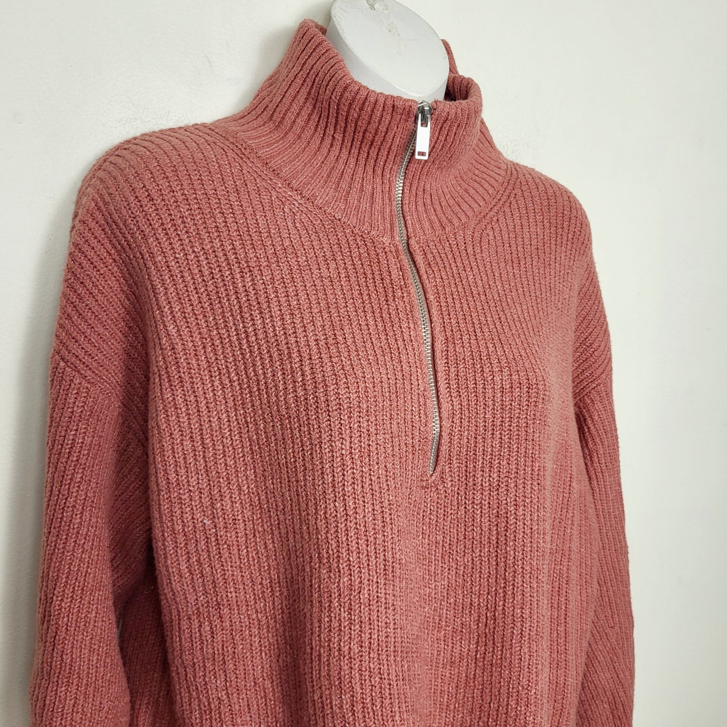 COWN1 - Old Navy salmon pink half zip pullover sweater. Size medium