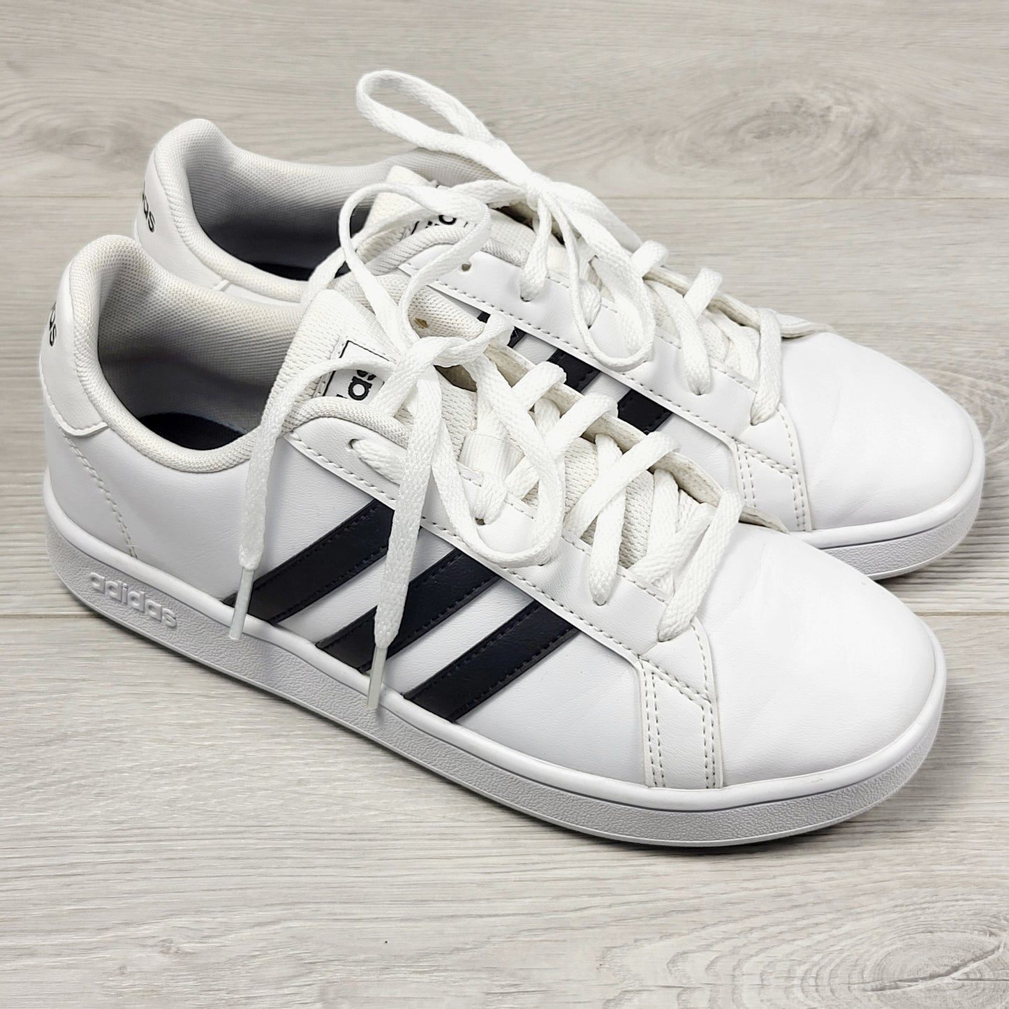 JJON1 - Adidas Grand Court running shoes. Men's size 4 (same as ladies 5.5 or youth size 4)
