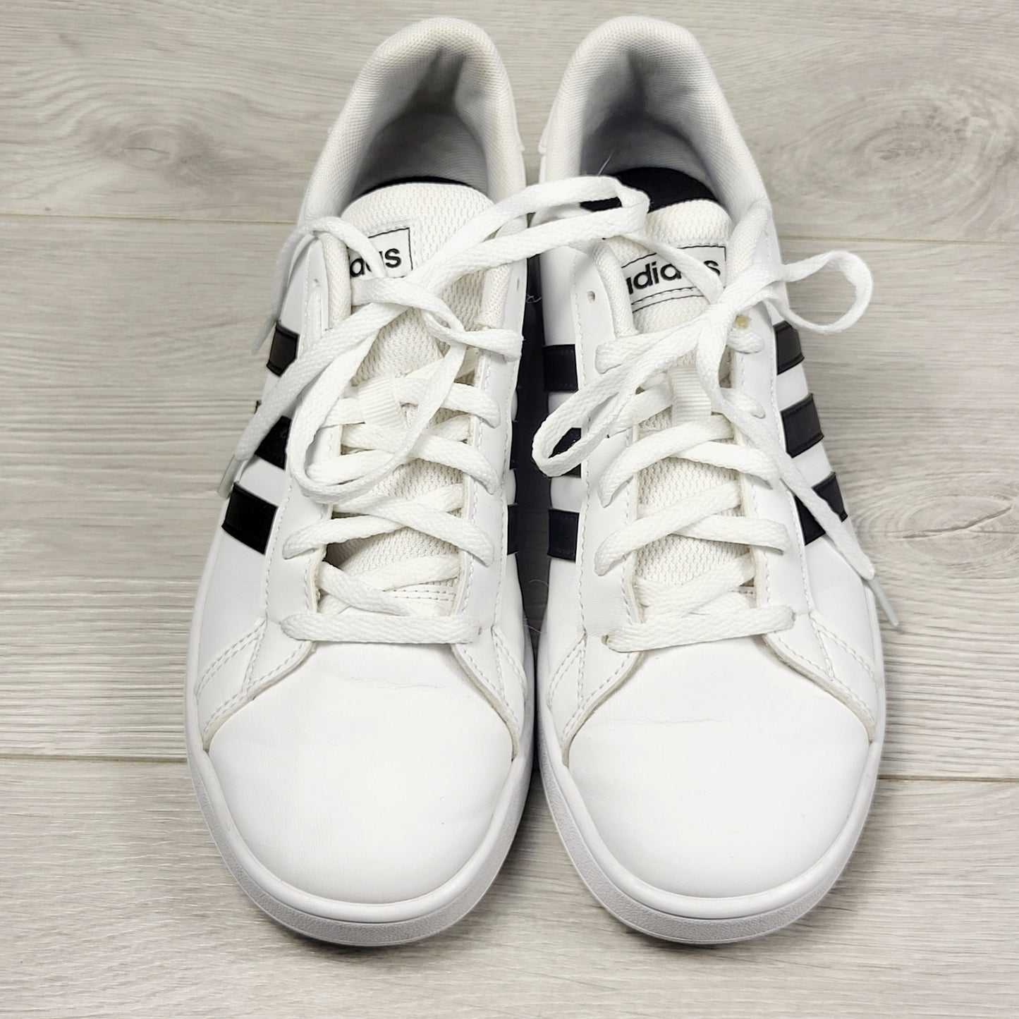 JJON1 - Adidas Grand Court running shoes. Men's size 4 (same as ladies 5.5 or youth size 4)