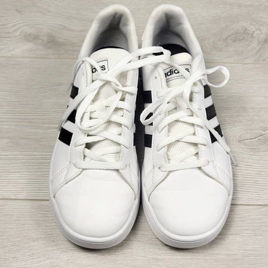 JJON1 - Adidas Grand Court running shoes. Men's size 4 (same as ladies 5.5 or youth size 4)