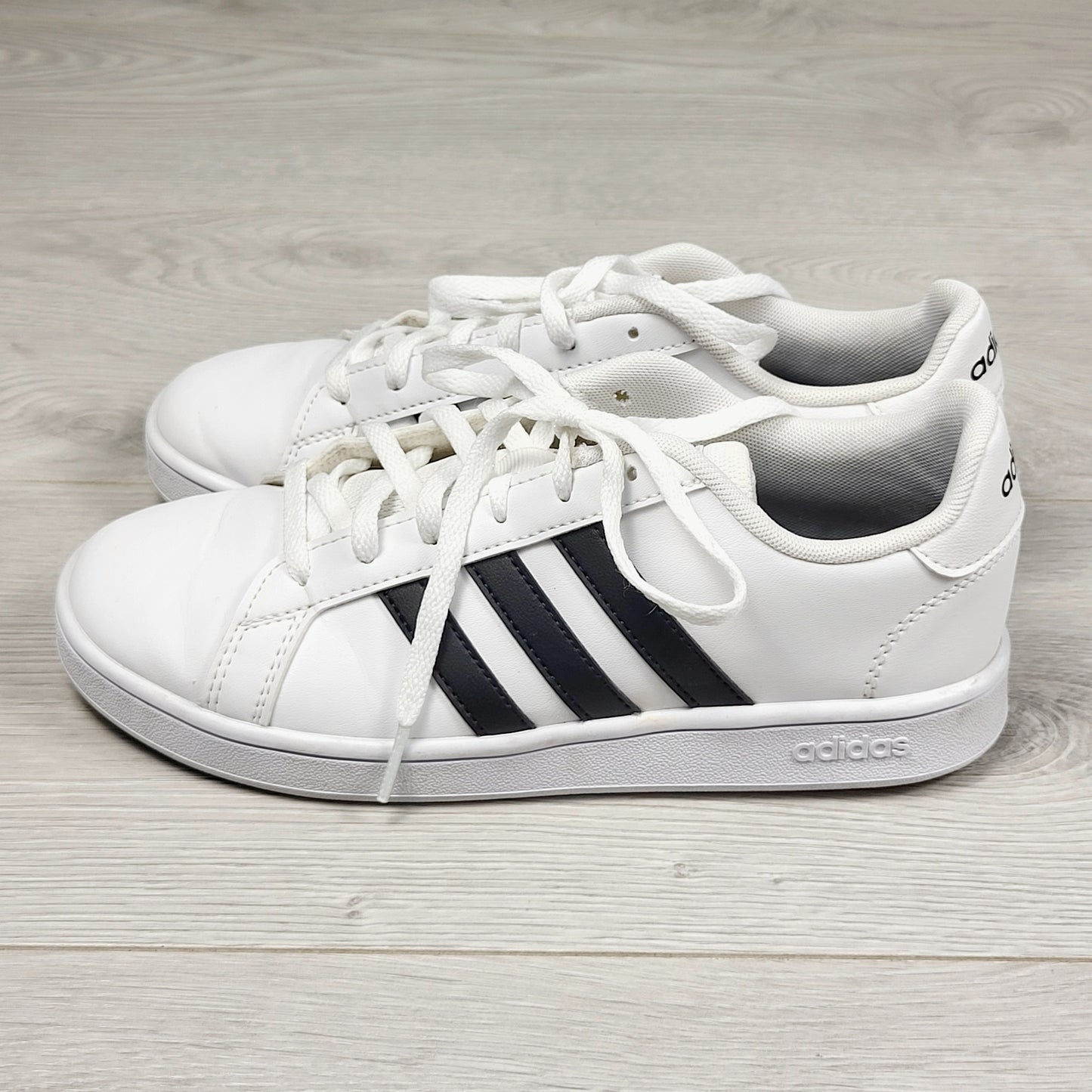 JJON1 - Adidas Grand Court running shoes. Men's size 4 (same as ladies 5.5 or youth size 4)