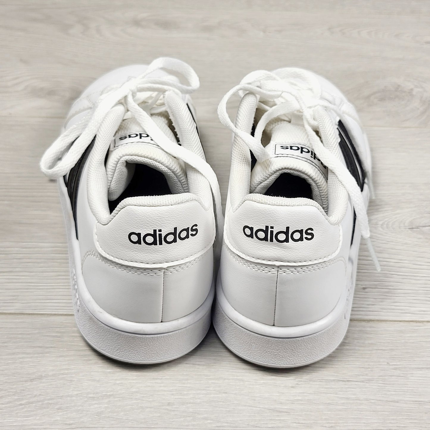 JJON1 - Adidas Grand Court running shoes. Men's size 4 (same as ladies 5.5 or youth size 4)