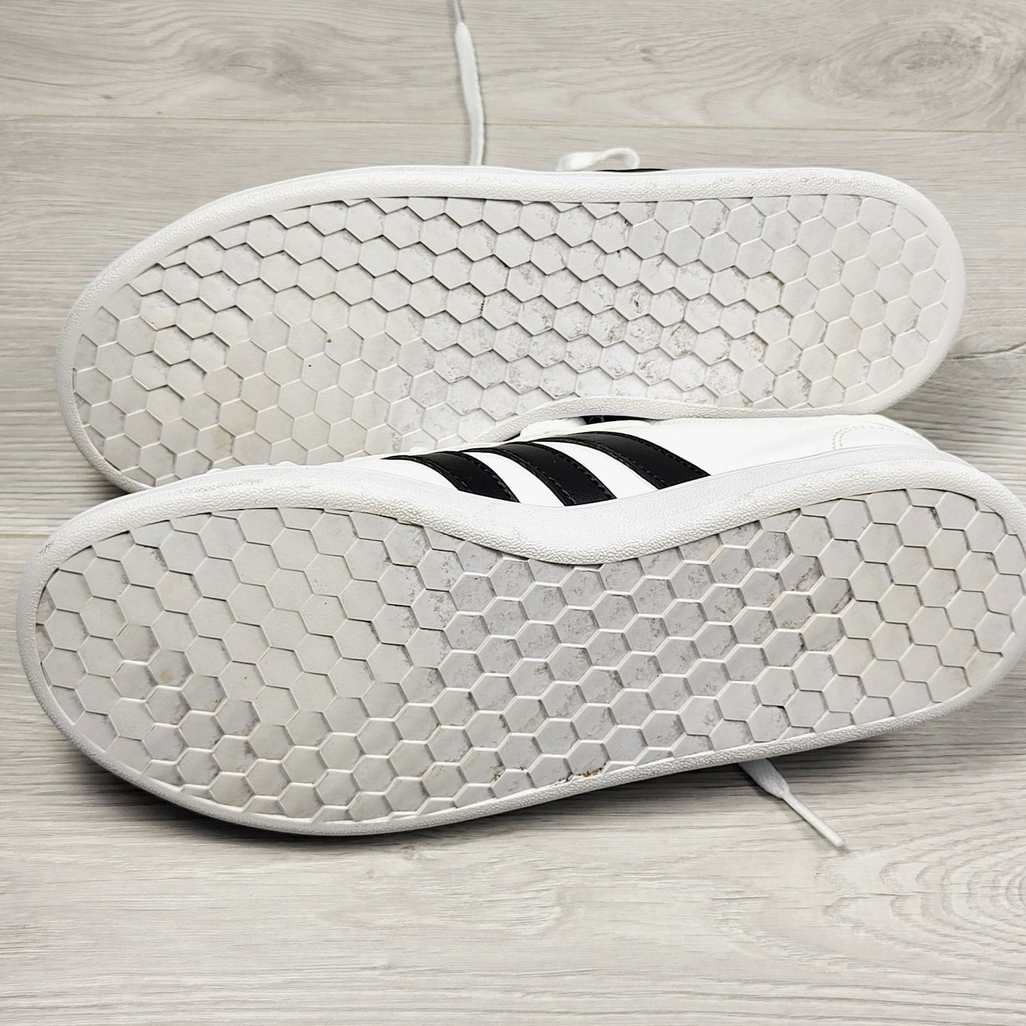 JJON1 - Adidas Grand Court running shoes. Men's size 4 (same as ladies 5.5 or youth size 4)