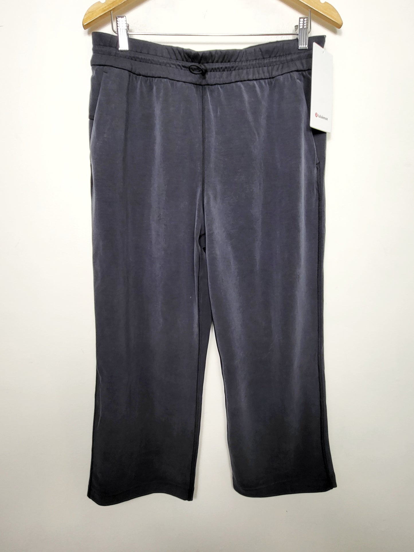 LIRE1 - NEW - Lululemon Softstreme high rise straight leg crop pants. Ladies size 10 🍁