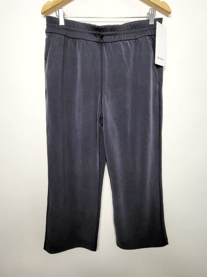 LIRE1 - NEW - Lululemon Softstreme high rise straight leg crop pants. Ladies size 10 🍁
