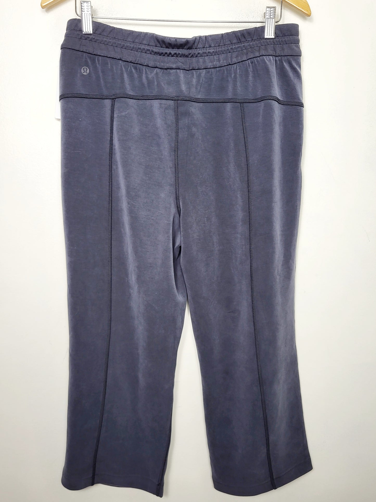 LIRE1 - NEW - Lululemon Softstreme high rise straight leg crop pants. Ladies size 10 🍁