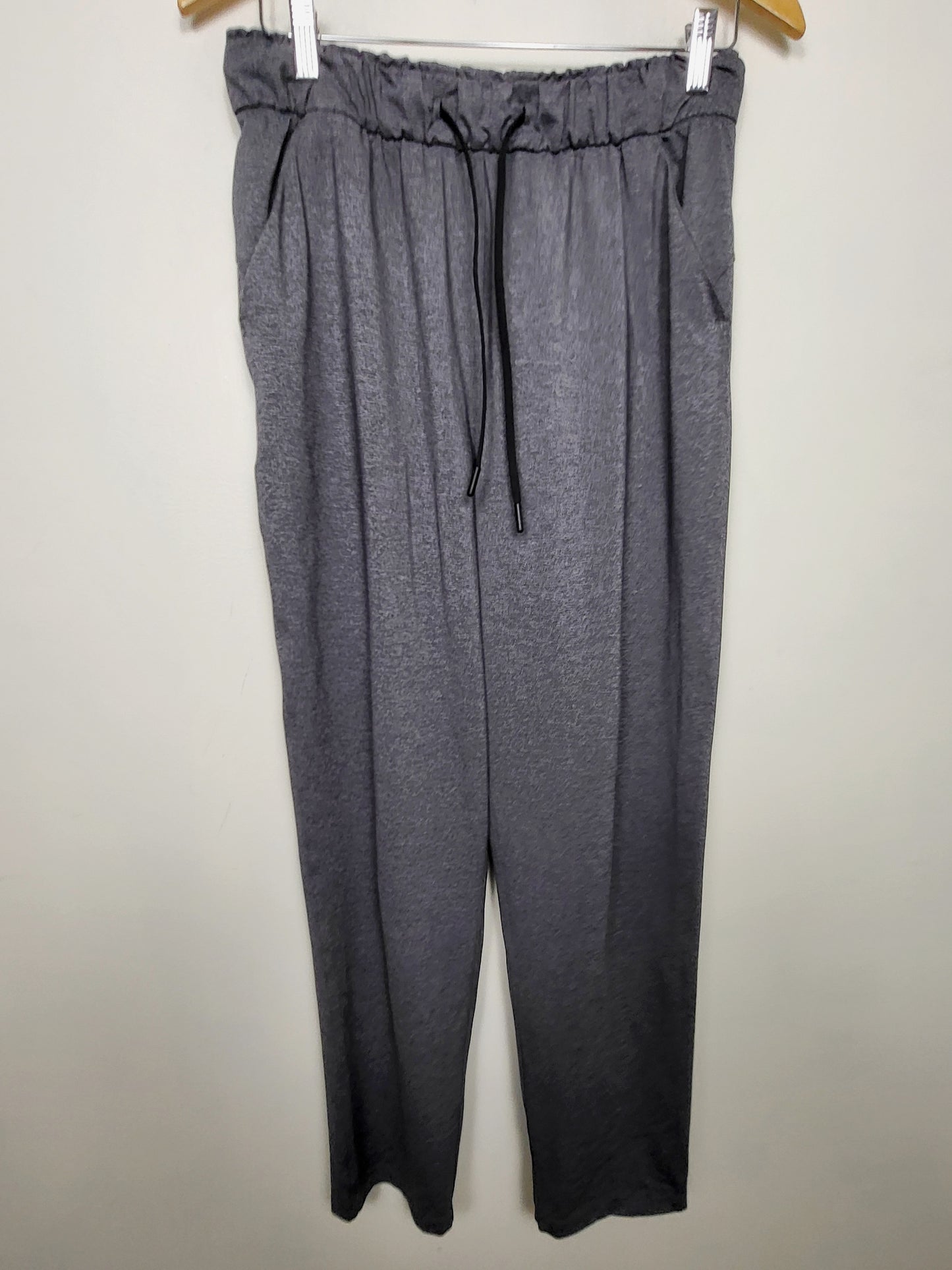 KLJ2 - Lululemon Keep Moving 7/8 Pant in Heathered Grey. Size 8